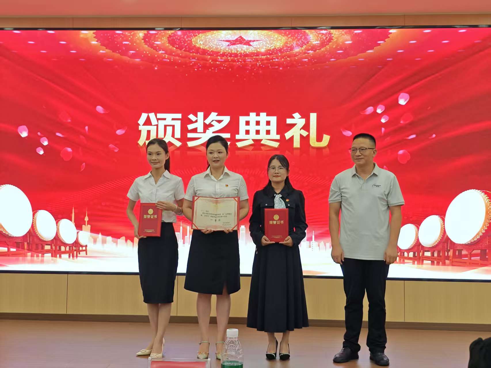 張琬榕榮獲“弘理強(qiáng)企典亮?xí)r代”二等獎(jiǎng).jpg
